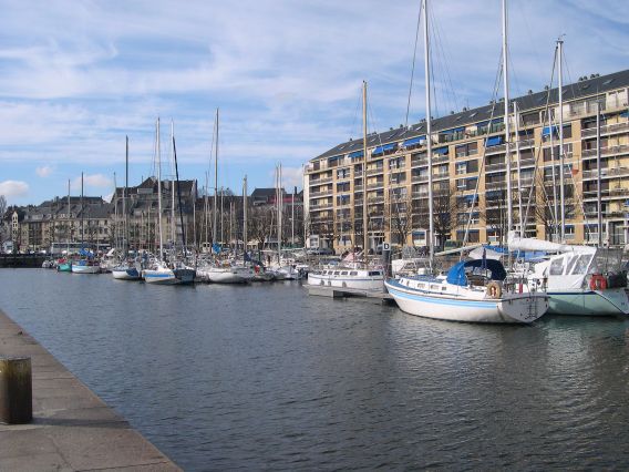  voiliers dans le port de plaisance 